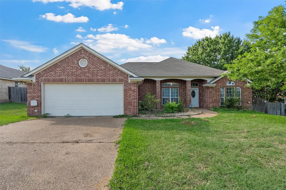 608 Pebble Creek Drive Hewitt, TX 76643