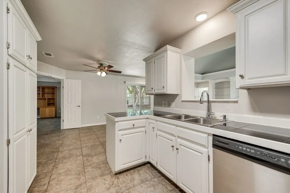 301 South Circle Grandview, TX 76050