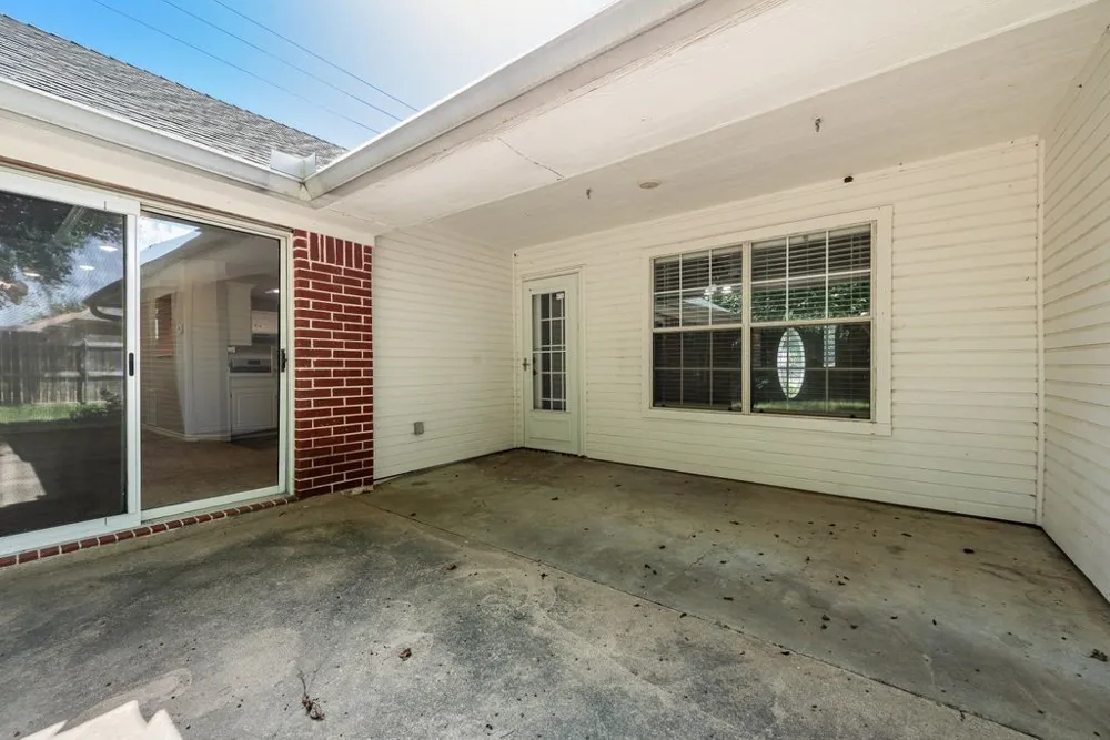 301 South Circle Grandview, TX 76050