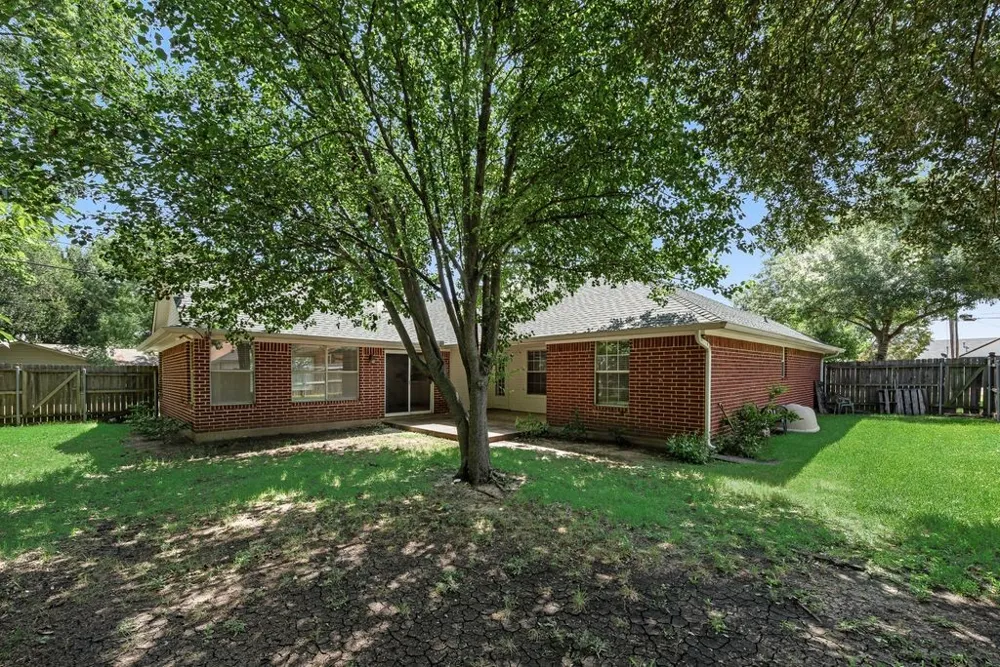 301 South Circle Grandview, TX 76050