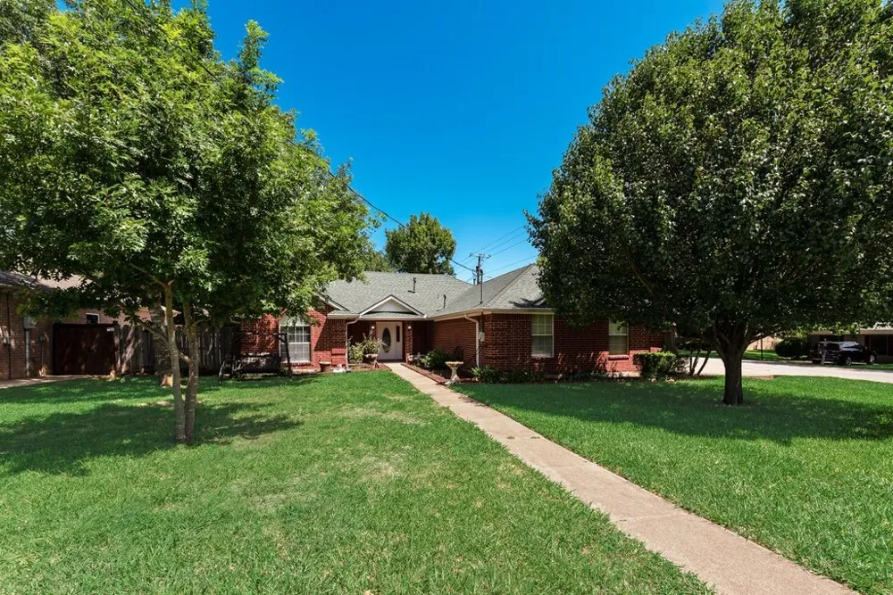 301 South Circle Grandview, TX 76050