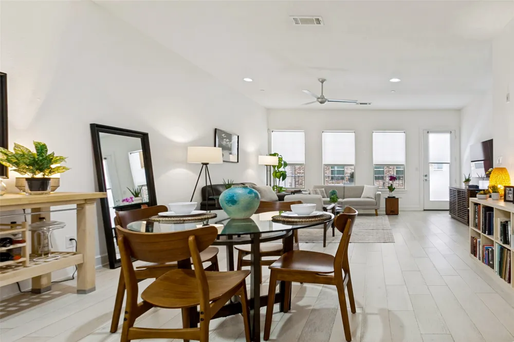 5015 Meridian Lane #1106 Addison, TX 75001