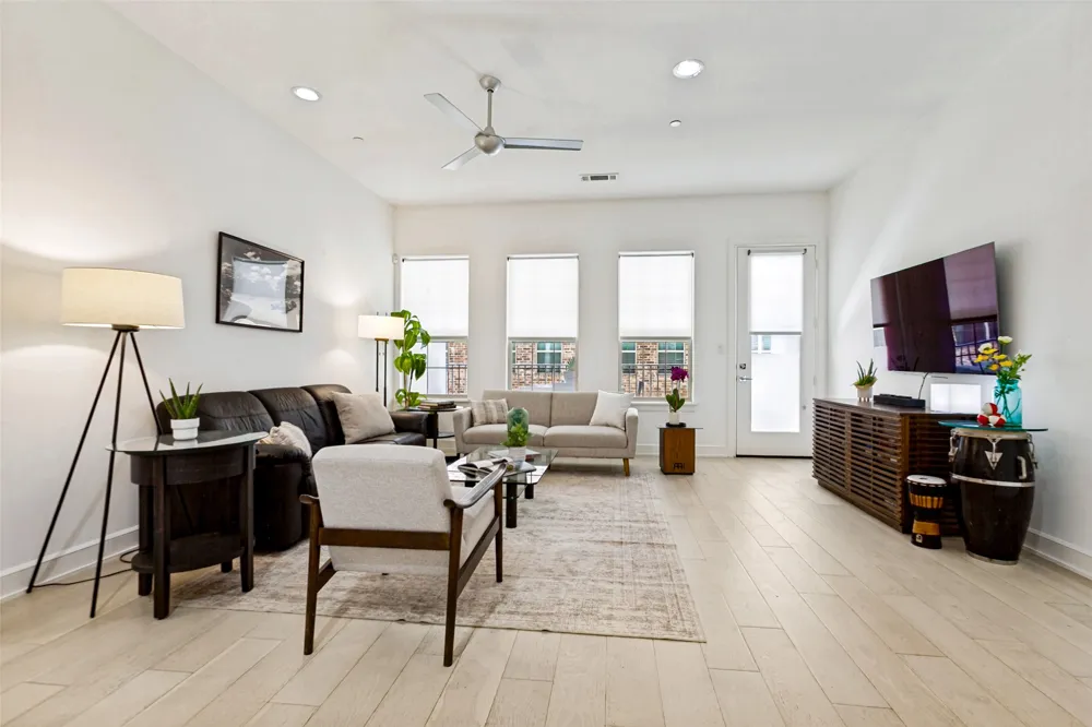 5015 Meridian Lane #1106 Addison, TX 75001