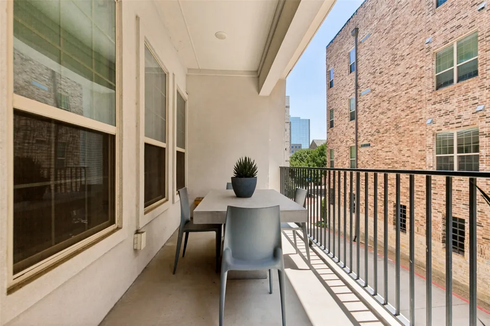 5015 Meridian Lane #1106 Addison, TX 75001