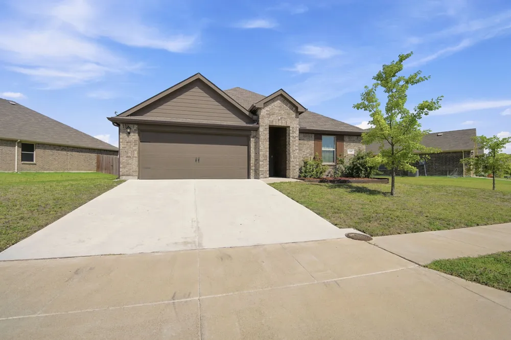 1100 Canterbury Lane Ennis, TX 75119