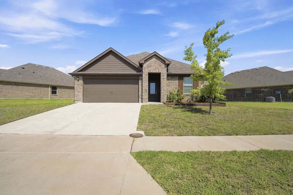 1100 Canterbury Lane Ennis, TX 75119