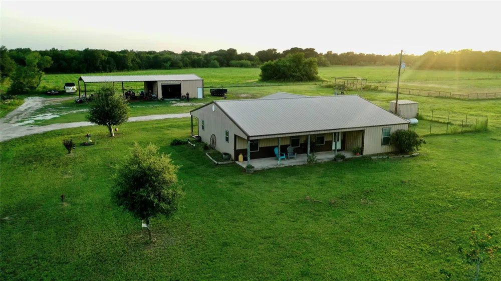 1347 Lcr 152 Mount Calm, TX 76673