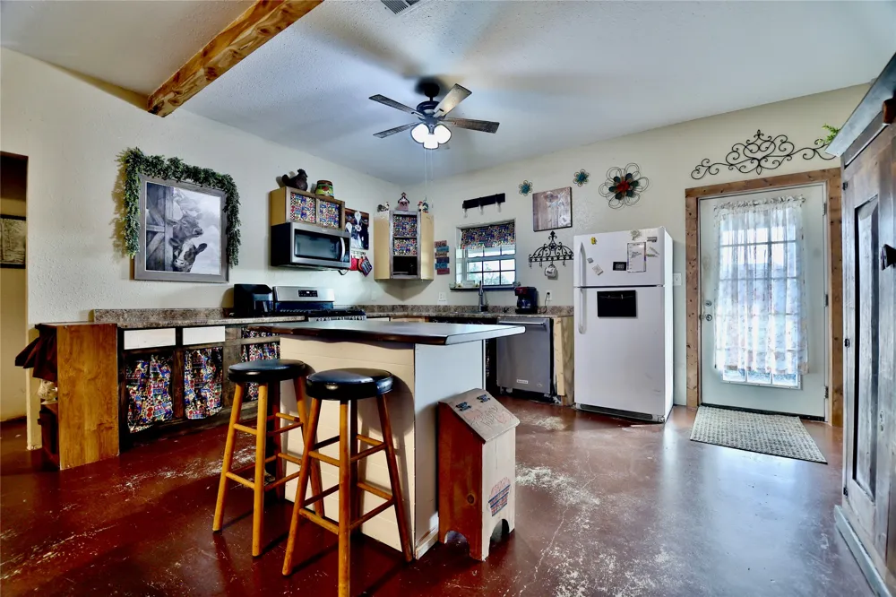 1347 Lcr 152 Mount Calm, TX 76673