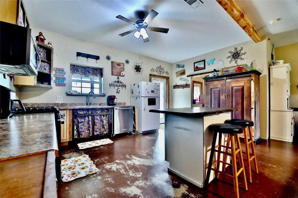 1347 Lcr 152 Mount Calm, TX 76673