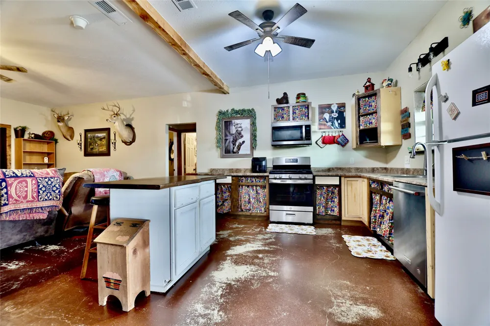 1347 Lcr 152 Mount Calm, TX 76673