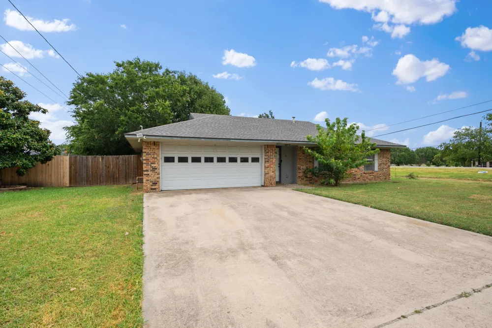 2 Finley Circle Krum, TX 76249