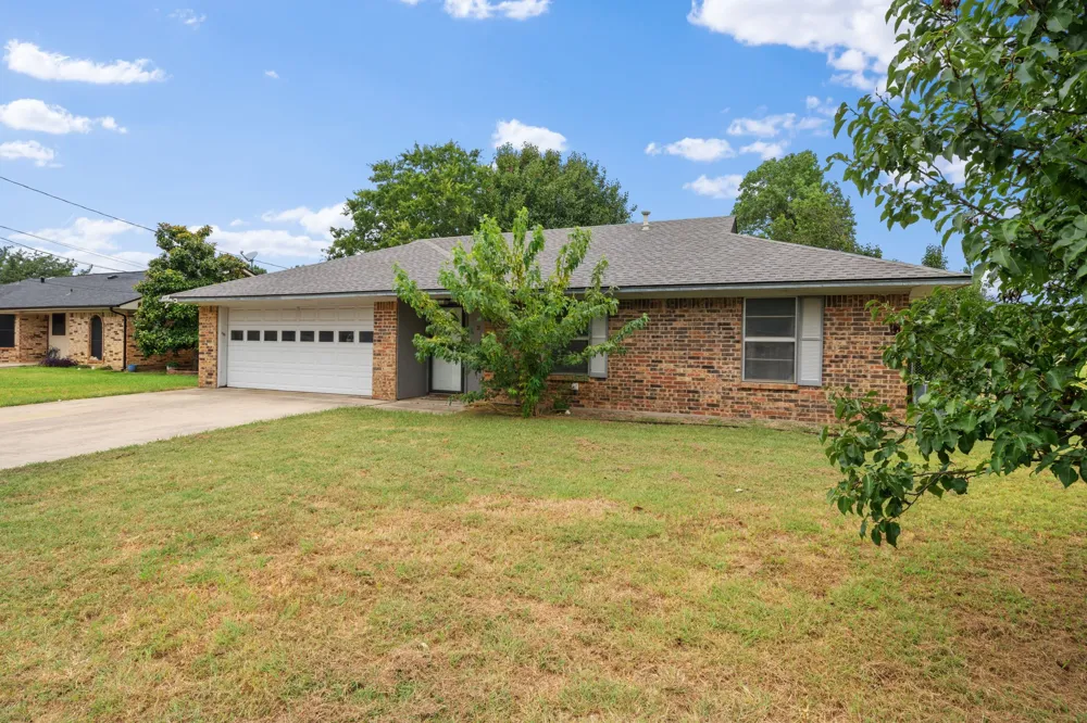 2 Finley Circle Krum, TX 76249