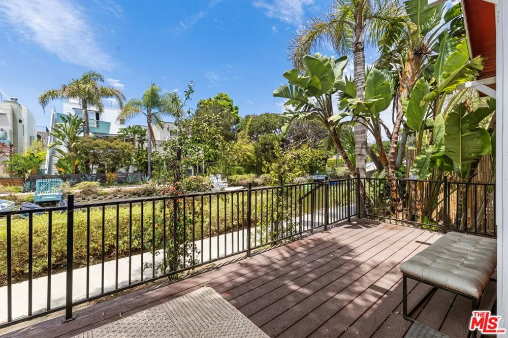 232 Howland Canal Venice, CA 90291
