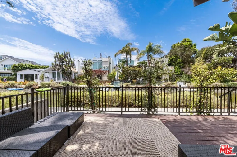 232 Howland Canal Venice, CA 90291
