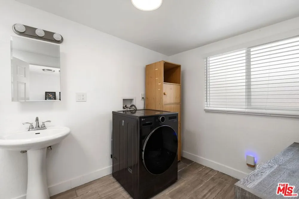 232 Howland Canal Venice, CA 90291