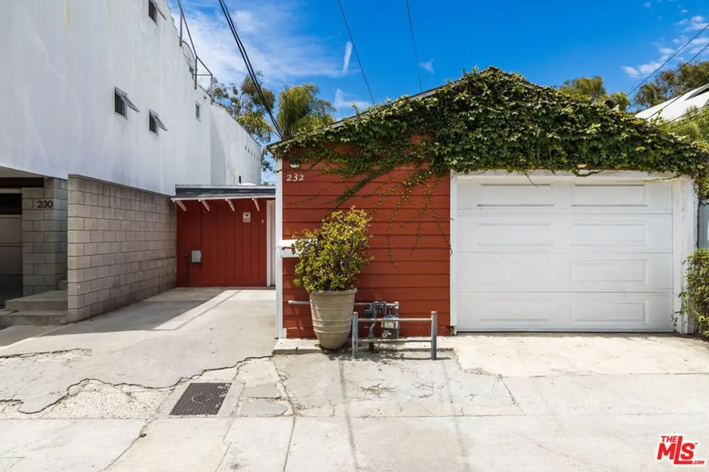232 Howland Canal Venice, CA 90291