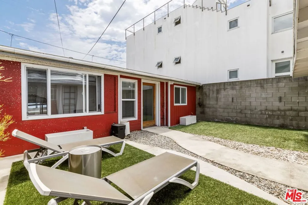 232 Howland Canal Venice, CA 90291