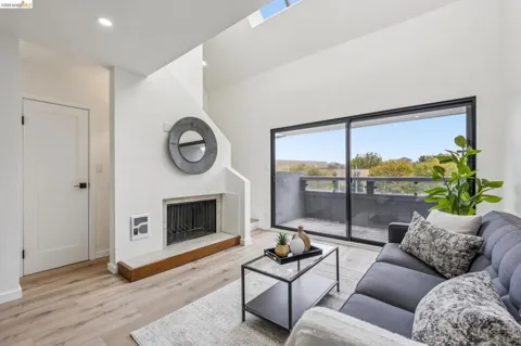 7 Embarcadero West #207