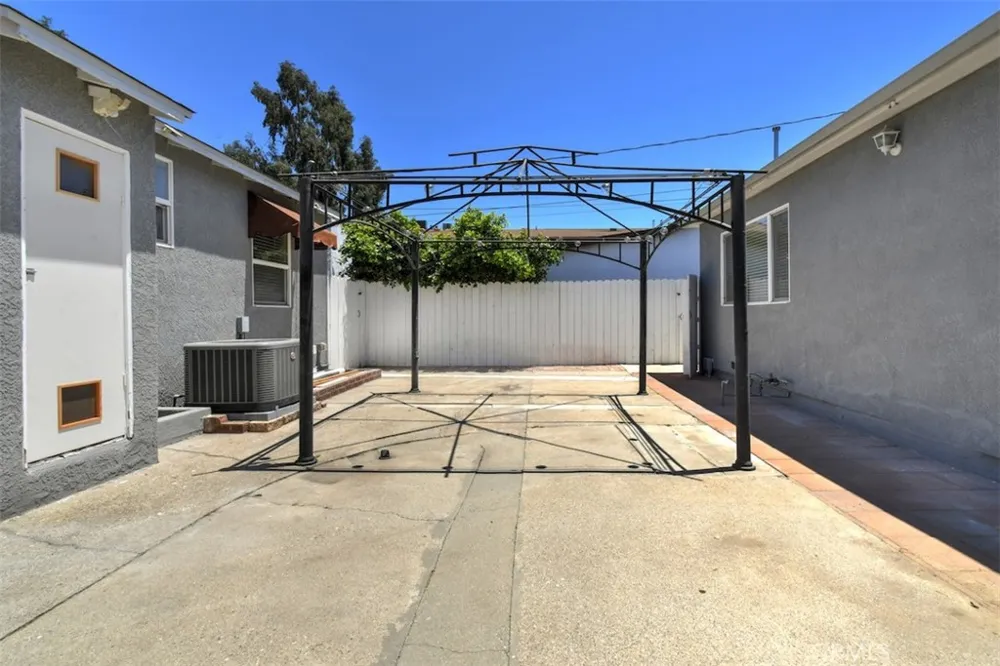 14334 Tiara Van Nuys, CA 91401