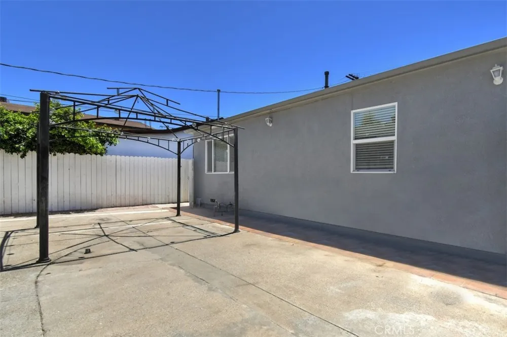 14334 Tiara Van Nuys, CA 91401
