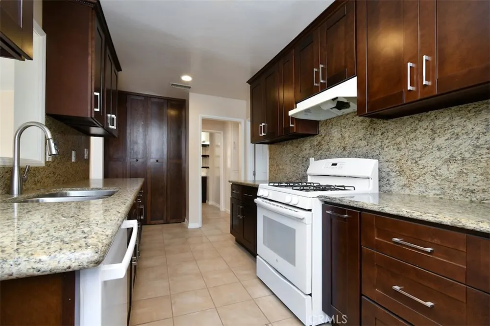 14334 Tiara Van Nuys, CA 91401