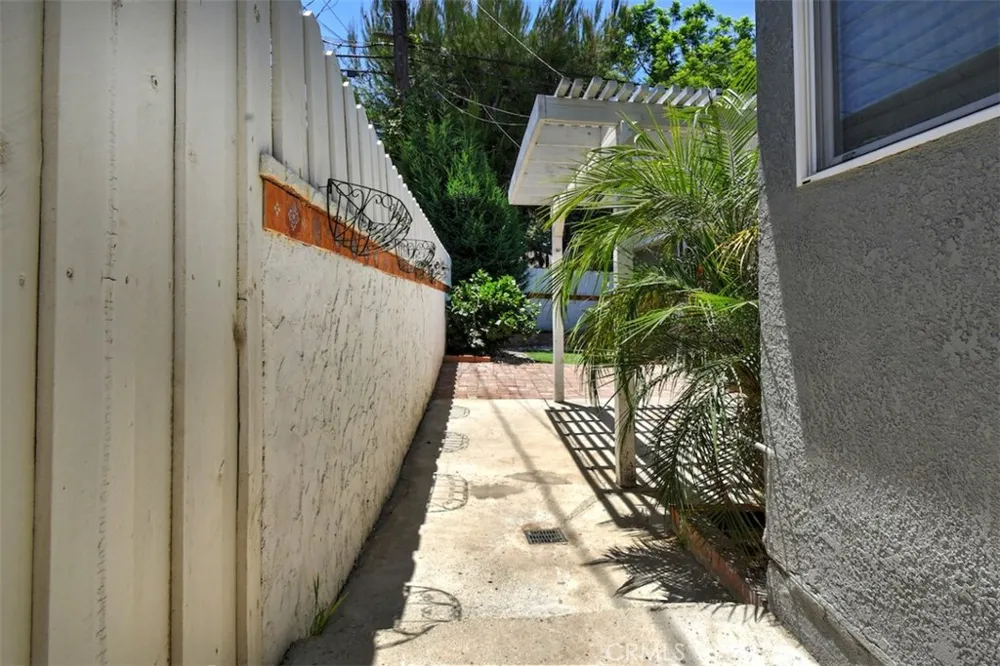 14334 Tiara Van Nuys, CA 91401