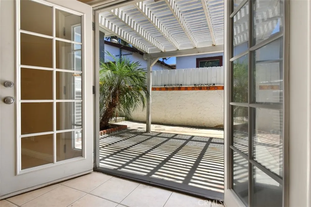 14334 Tiara Van Nuys, CA 91401
