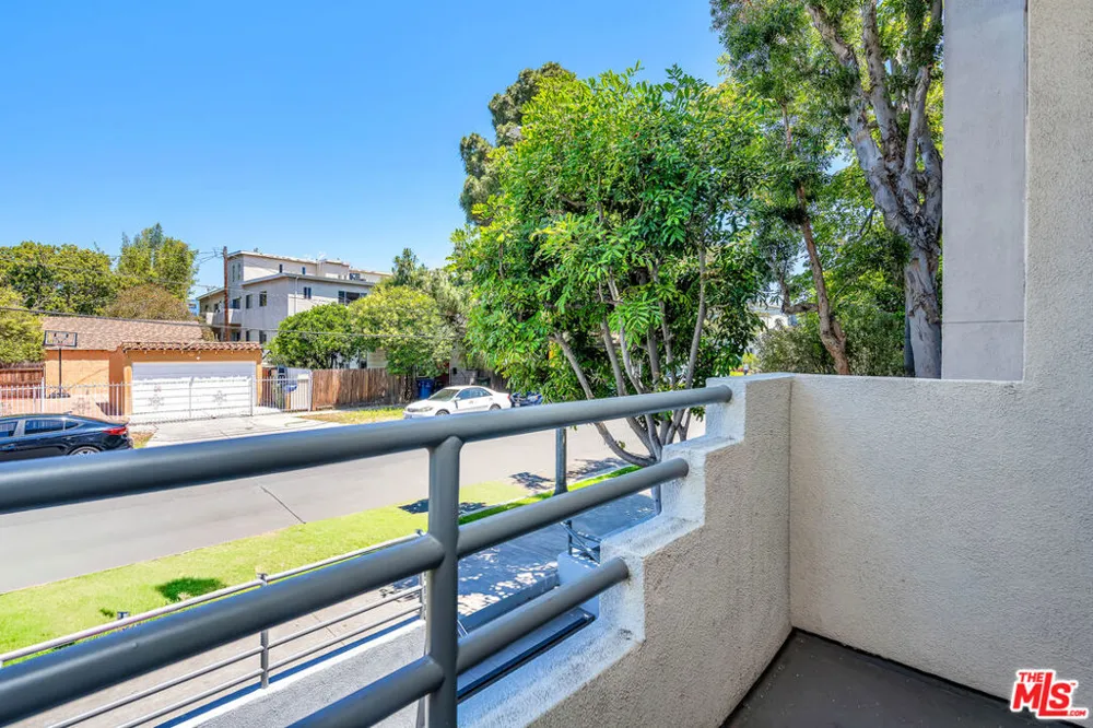 3613 Glendon Avenue #101 Los Angeles, CA 90034