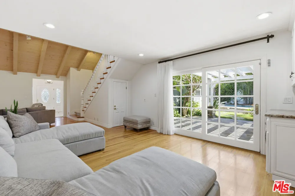 3690 Crownridge Drive Sherman Oaks, CA 91403