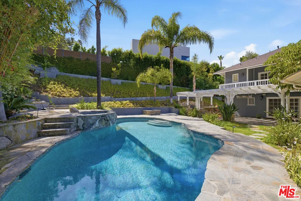 3690 Crownridge Drive Sherman Oaks, CA 91403