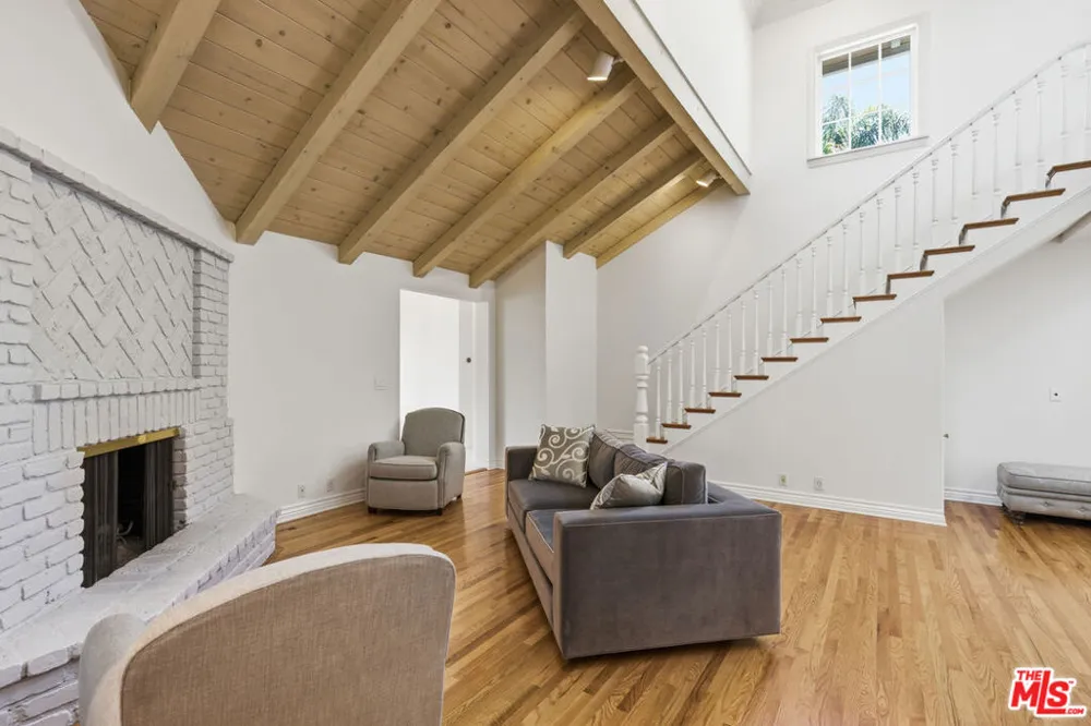 3690 Crownridge Drive Sherman Oaks, CA 91403