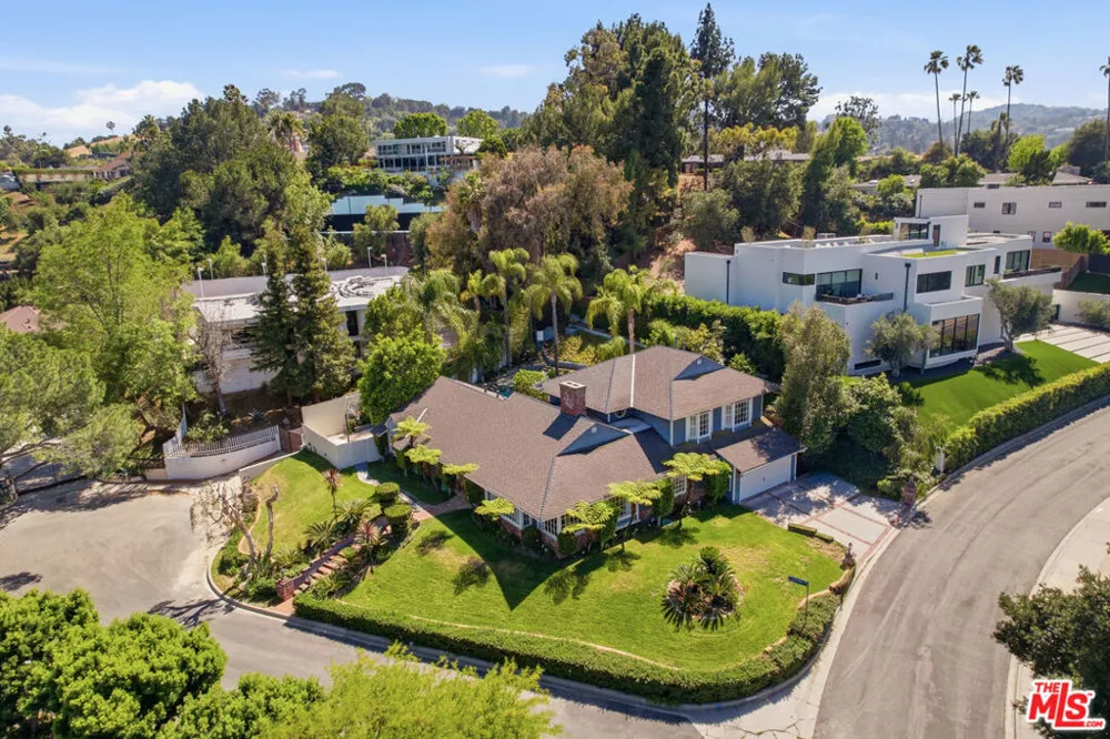 3690 Crownridge Drive Sherman Oaks, CA 91403