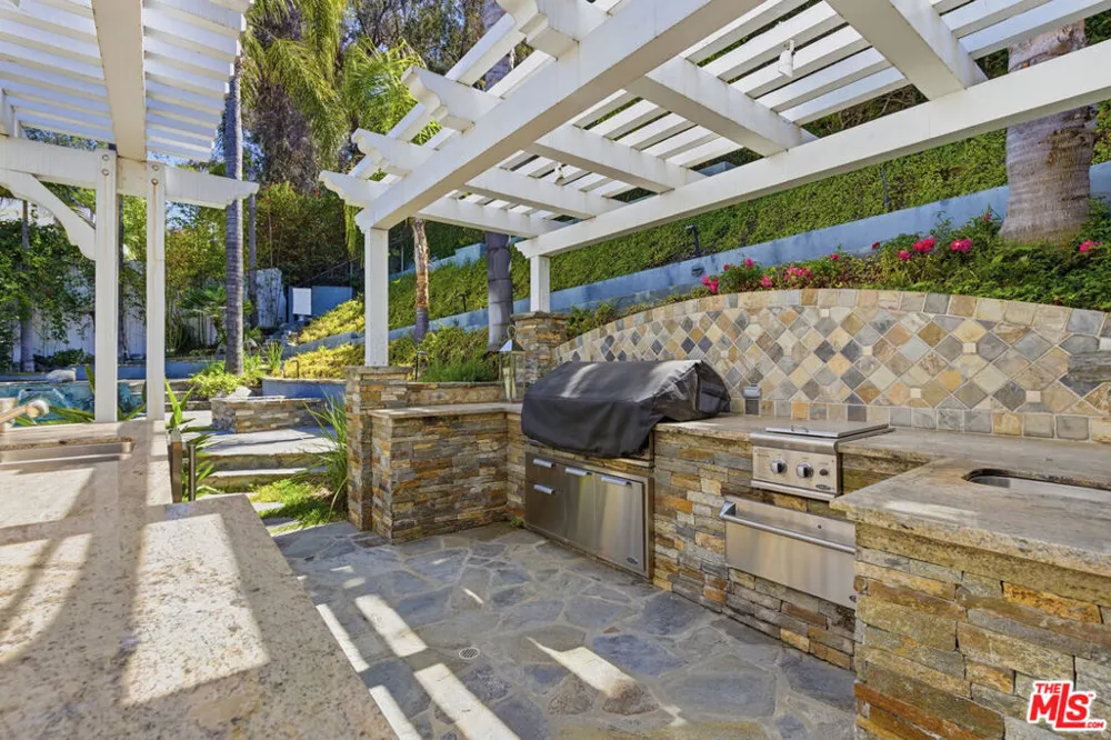 3690 Crownridge Drive Sherman Oaks, CA 91403