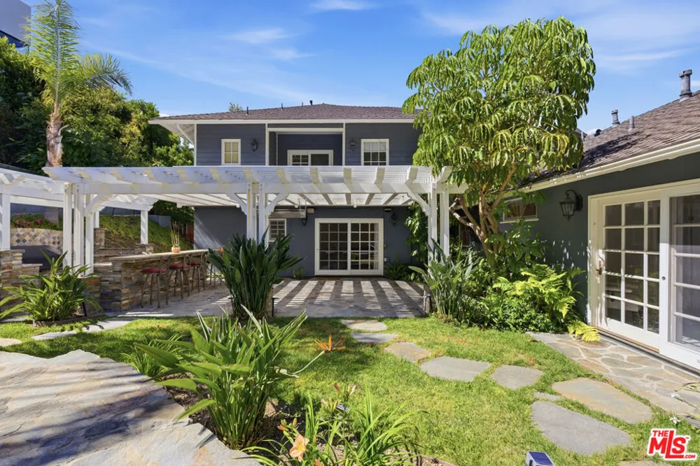 3690 Crownridge Drive Sherman Oaks, CA 91403