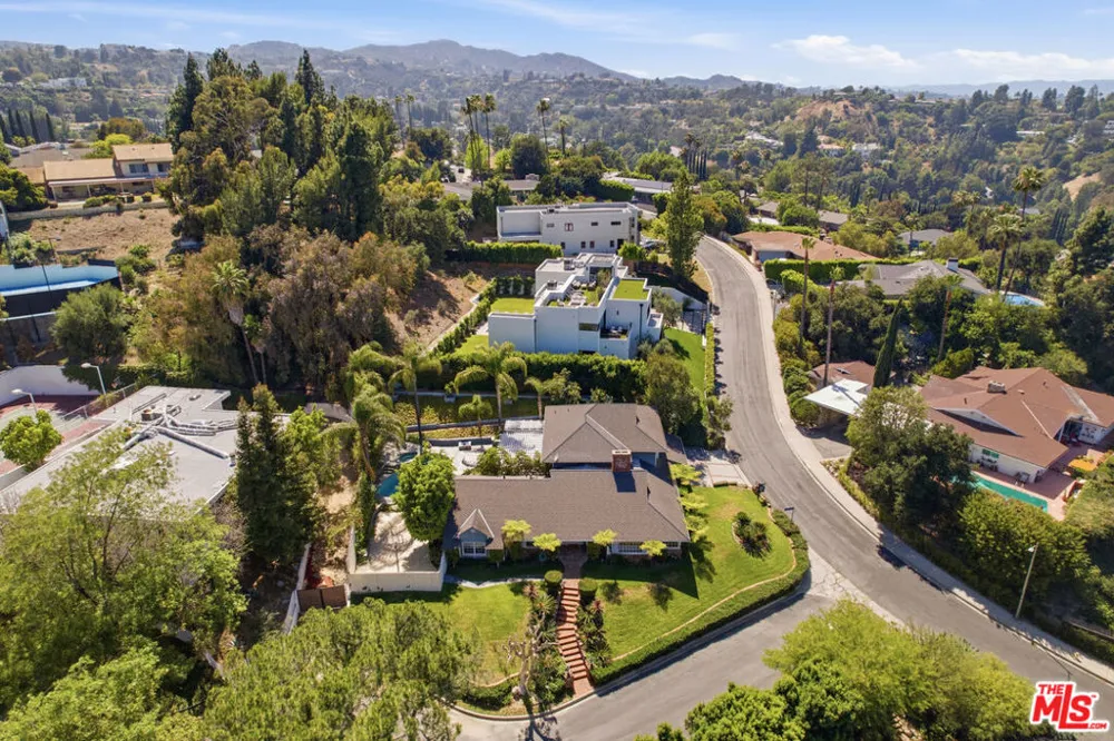 3690 Crownridge Drive Sherman Oaks, CA 91403