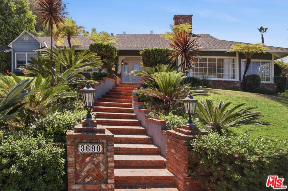 3690 Crownridge Drive Sherman Oaks, CA 91403