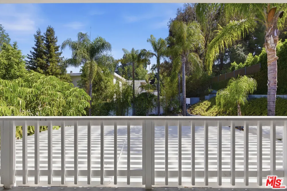 3690 Crownridge Drive Sherman Oaks, CA 91403