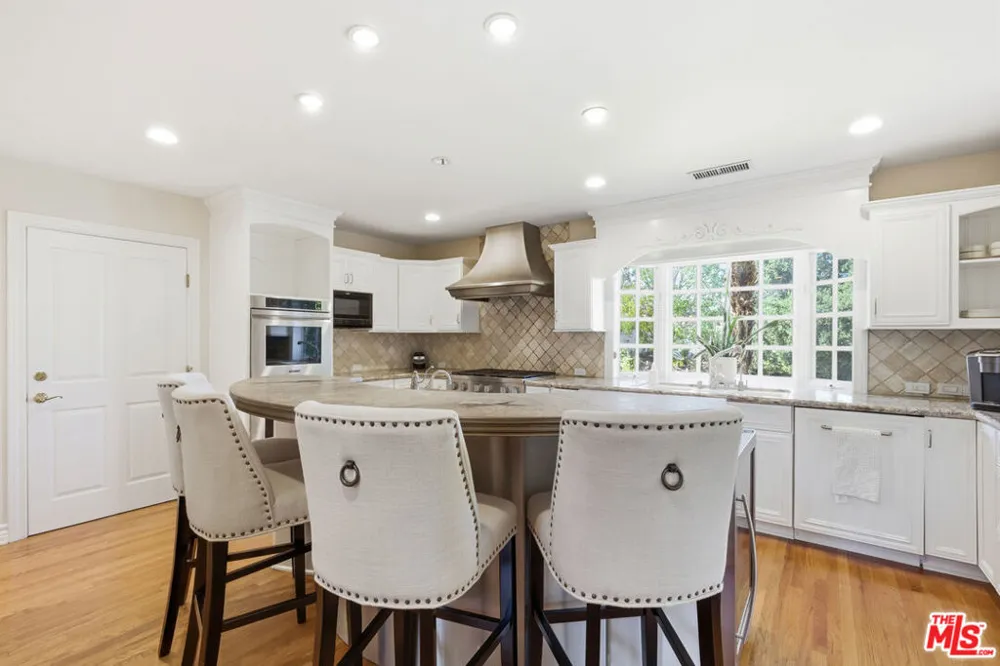 3690 Crownridge Drive Sherman Oaks, CA 91403