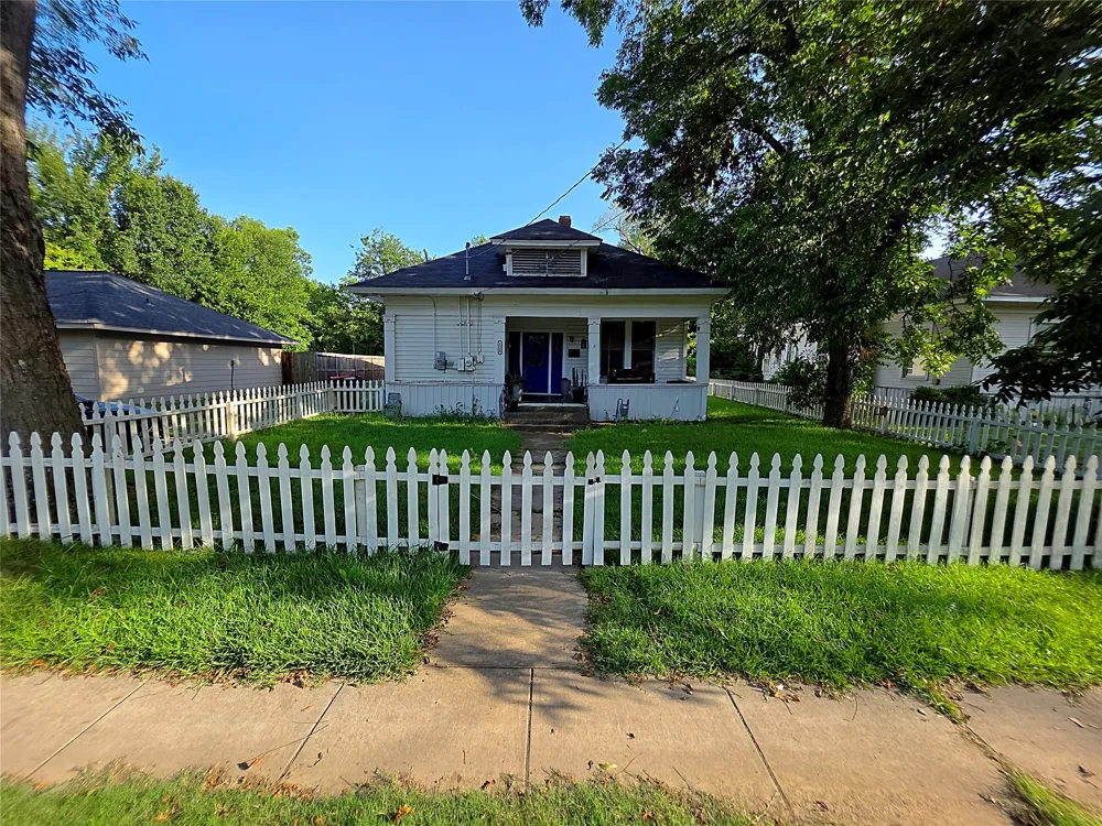 1340 Pine Bluff Paris, TX 75460