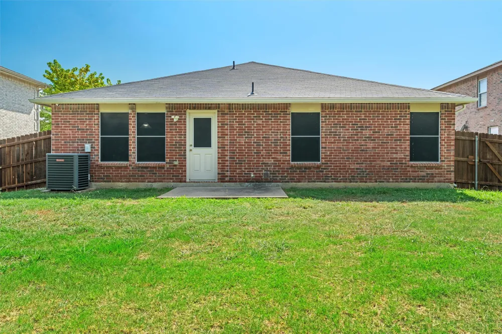 8421 River Bluffs Drive Arlington, TX 76002