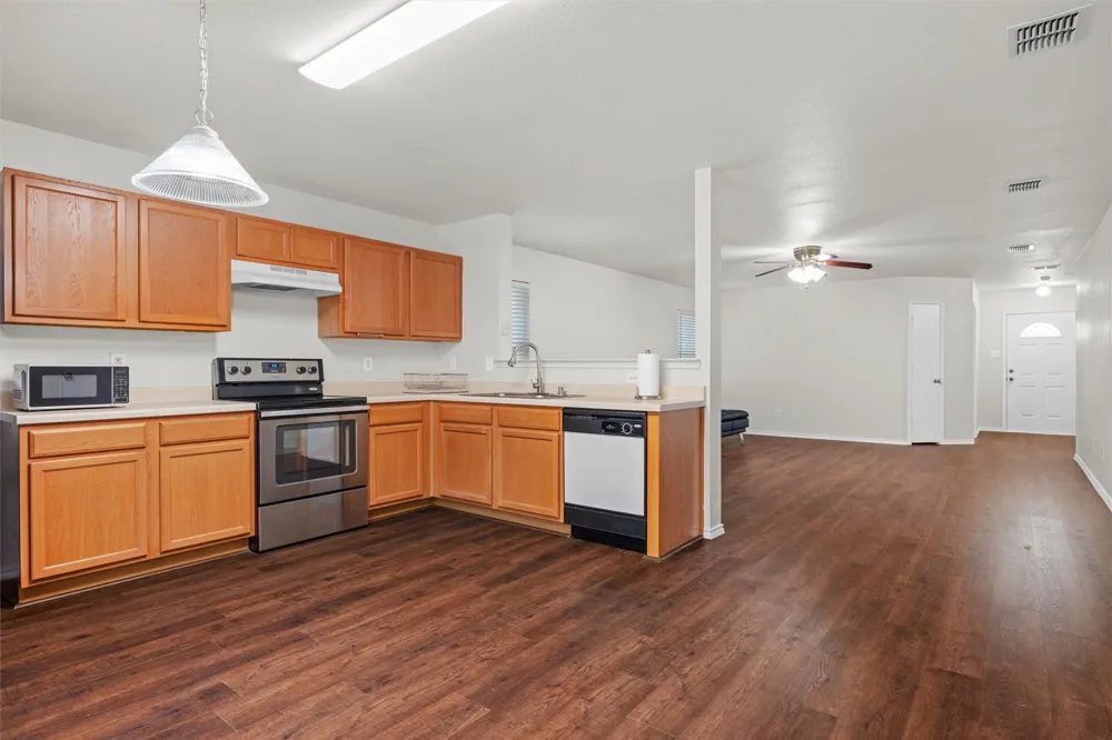 8421 River Bluffs Drive Arlington, TX 76002