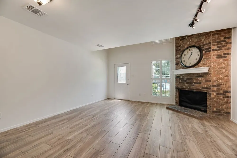 28 Abbey Road Euless, TX 76039