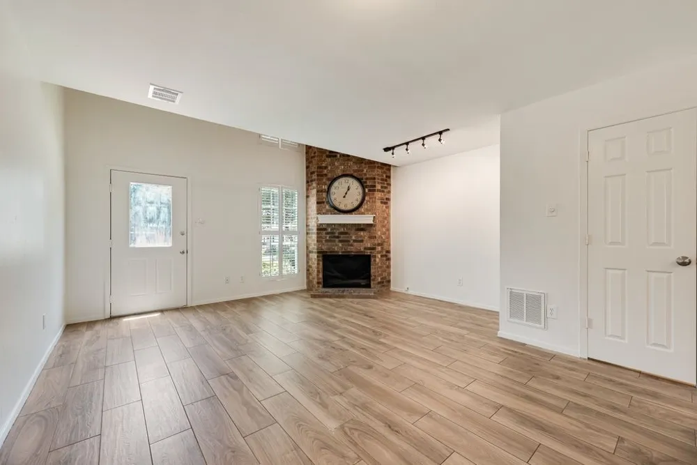 28 Abbey Road Euless, TX 76039