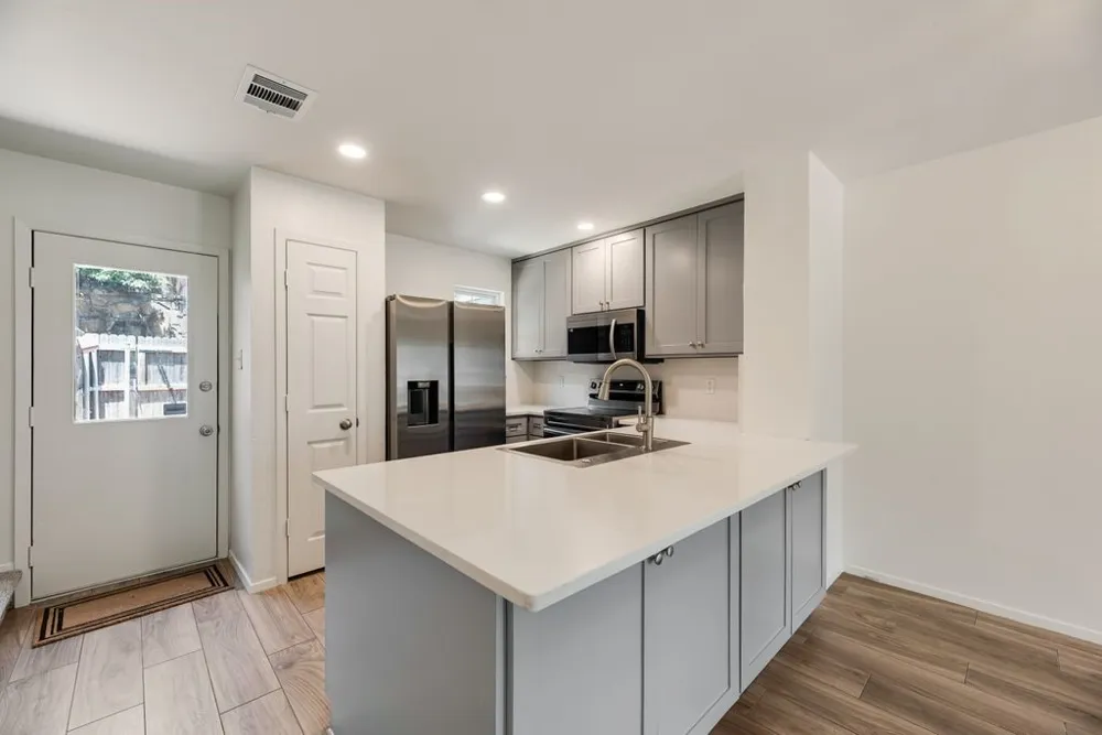 28 Abbey Road Euless, TX 76039