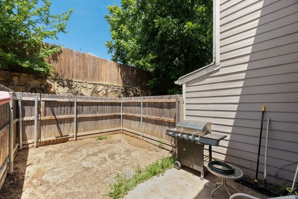 28 Abbey Road Euless, TX 76039