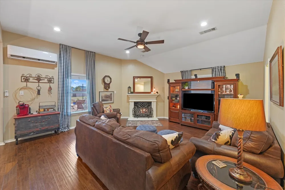 112 Springfield Lane Red Oak, TX 75165