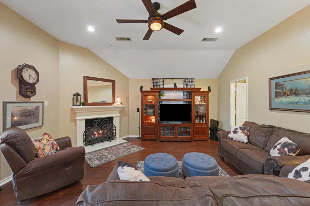 112 Springfield Lane Red Oak, TX 75165