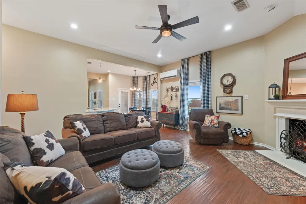 112 Springfield Lane Red Oak, TX 75165