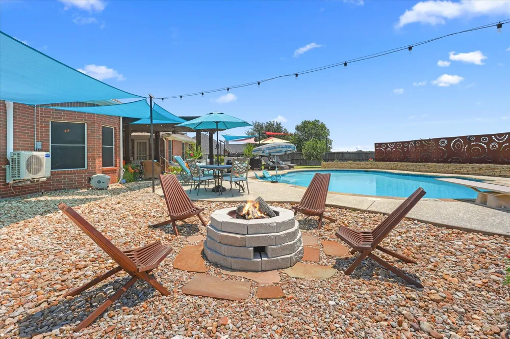 112 Springfield Lane Red Oak, TX 75165