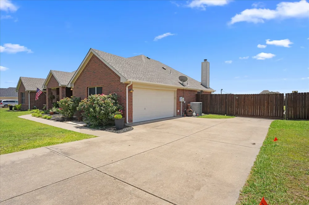 112 Springfield Lane Red Oak, TX 75165